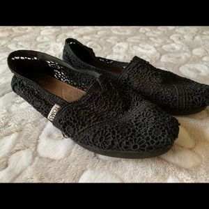 TOMS black floral crochet size 7, worn